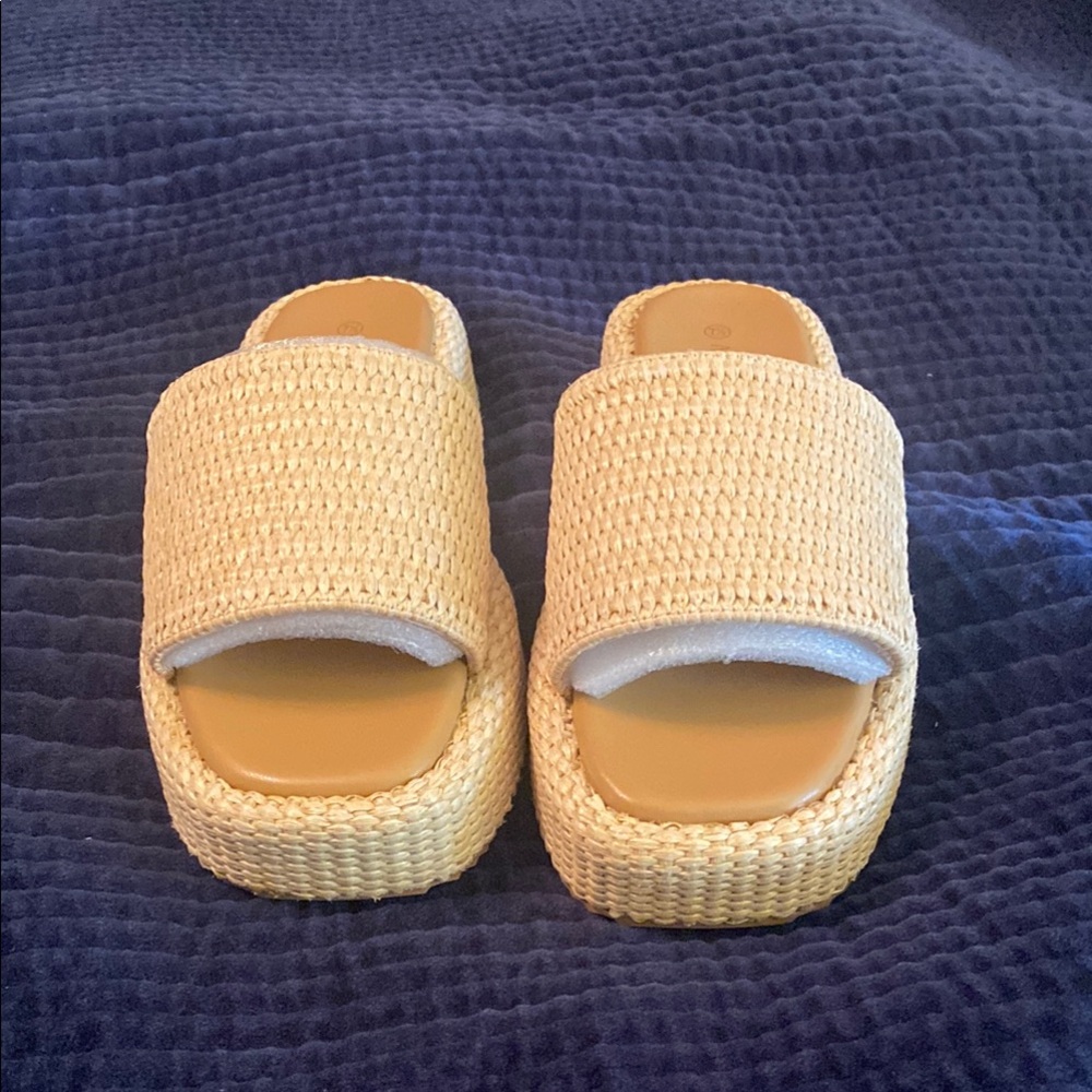 Monrovia platform sandals